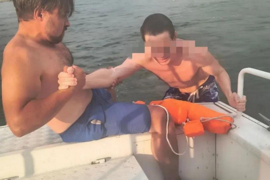 Чудо на Бугринской косе: спасатели вытащили мужчину за секунду до трагедии...