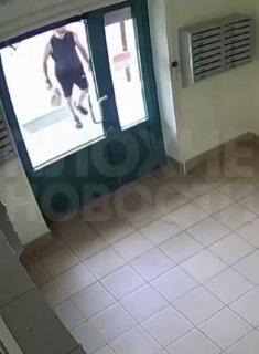 Курьер-мигрант напал на 72-летнюю консьержку из-за отказа пропустить его в Краснодаре