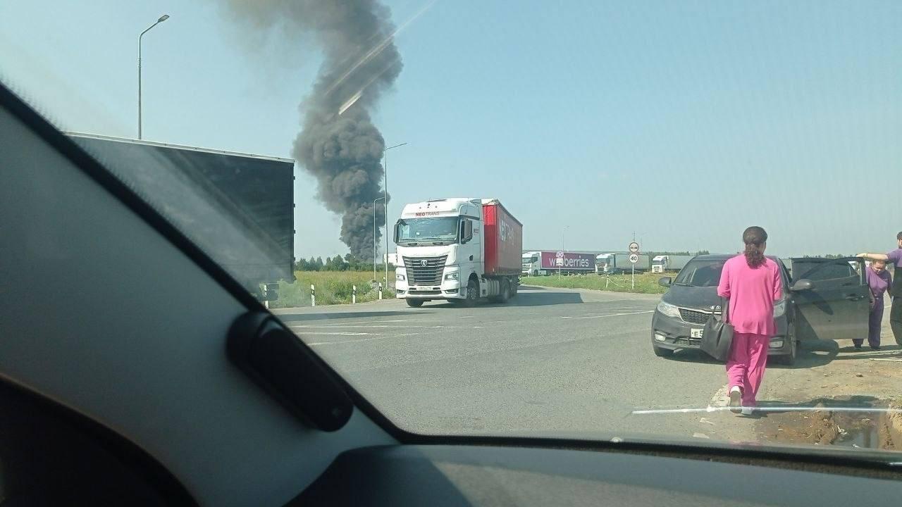 В Екатеринбурге после атаки БПЛА вспыхнул пожар в районе склада Wildberries