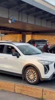 Пьяный водитель отказался от проверки и выпил виски прямо в машине ДПС в Петербурге