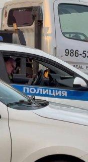 Пьяный водитель отказался от проверки и выпил виски прямо в машине ДПС в Петербурге