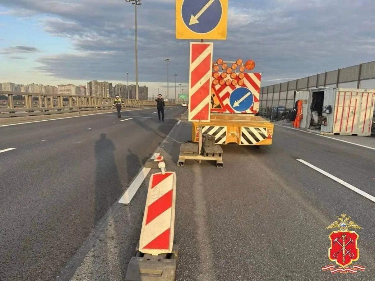 На КАД в Петербурге легковушка насмерть сбила дорожного рабочего. По предварительным данным полиции, водитель Kia Ceed могла уснуть за рулём, выехала в зону дорожных работ и сбила двух мужчин.
