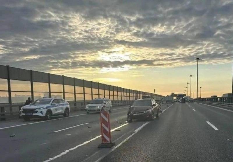 На КАД в Петербурге легковушка насмерть сбила дорожного рабочего. По предварительным данным полиции, водитель Kia Ceed могла уснуть за рулём, выехала в зону дорожных работ и сбила двух мужчин.