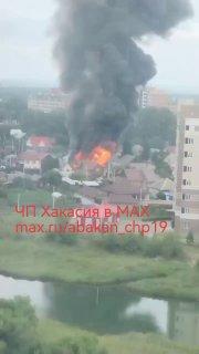 В Абакане предположительно на ул. озёрной горит частный дом