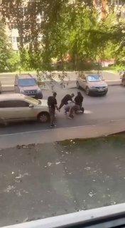 Мужчину жестоко избили после того, как он заступился за свою девушку-инвалидку.