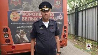 В Нижнем Новгороде на улице Ванеева водитель маршрутки во время рейса с пассажирами умер за рулем, улетел с дороги и снес остановку «Республиканская».
