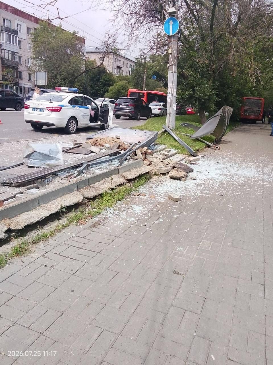 В Нижнем Новгороде на улице Ванеева водитель маршрутки во время рейса с пассажирами умер за рулем, улетел с дороги и снес остановку «Республиканская».
