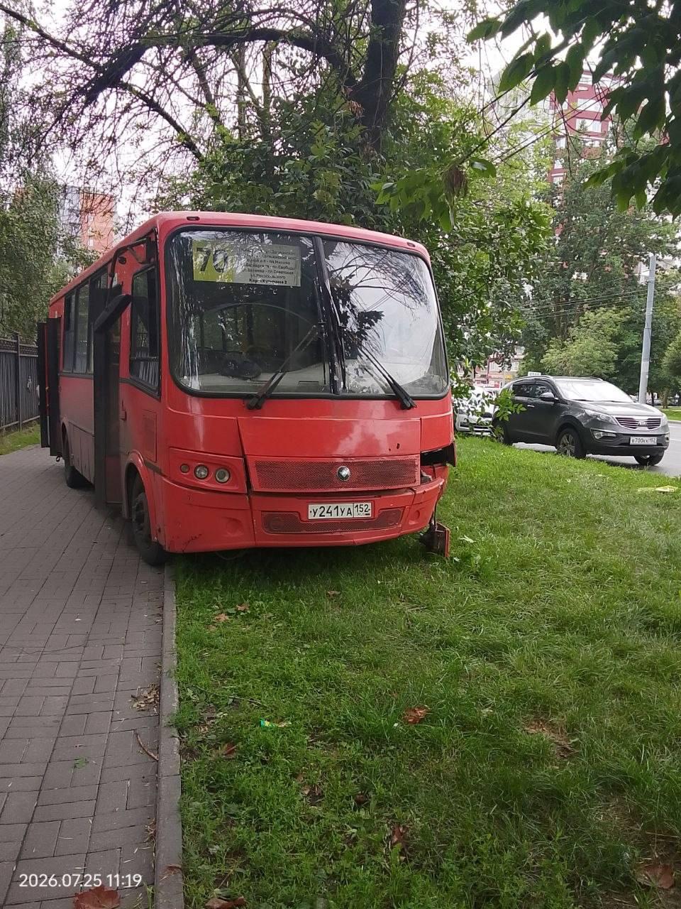 В Нижнем Новгороде на улице Ванеева водитель маршрутки во время рейса с пассажирами умер за рулем, улетел с дороги и снес остановку «Республиканская».