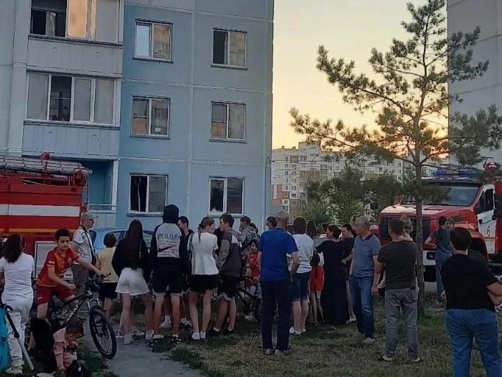 Соседи спасли детей из горящей квартиры в Новосибирске В доме на улице Титова...