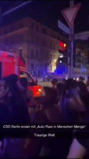 В Берлине автомобиль въехал в толпу. В этом районе проходил прайд* В Берлине...