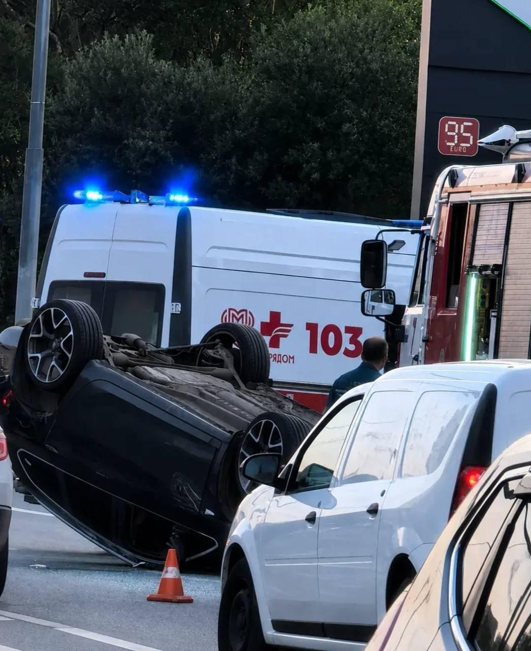 Машина перевернулась после ДТП на юге Москвы — движение на Ясеневой улице затруднено.