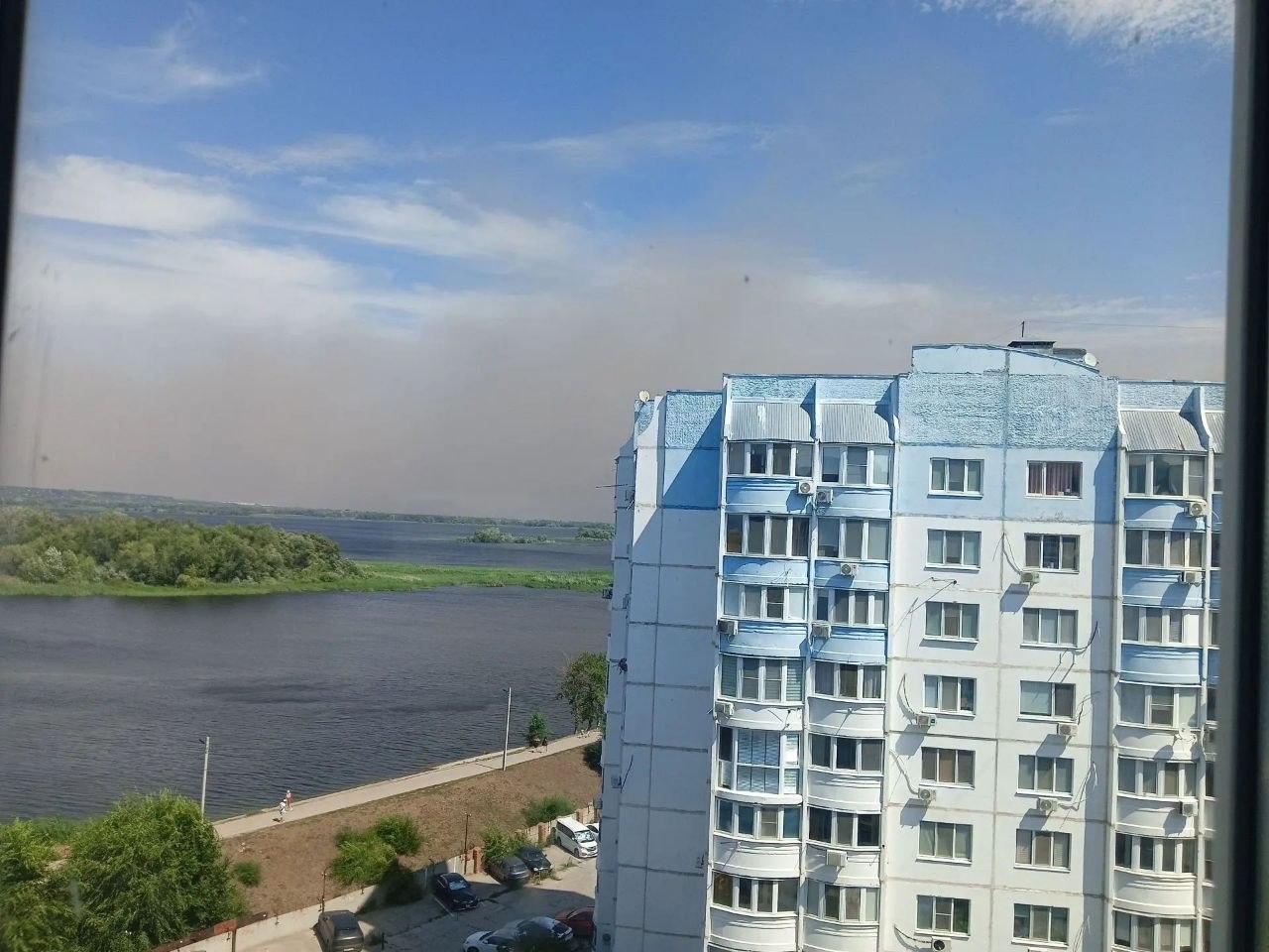 На Саратов и Энгельс надвигается мощная пылевая буря.