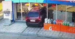 Водитель протаранил кафе на заправке. Случилось это 25 июля на «Газпроме» на...