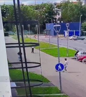 Скейтбордист бросил доску под колёса 14-летнего самокатчика в Твери