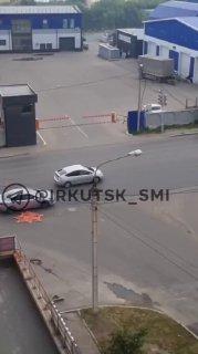 Открытый люк уже месяц собирает «урожай» из разбитых авто на Старо-...