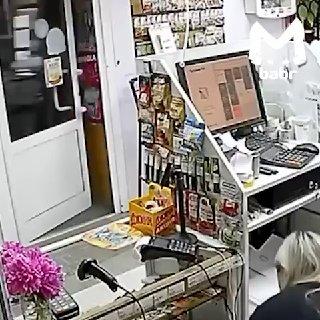 Грабитель в маске и с ножом обчистил магазин под Ангарском. Бандит (ему 28)...