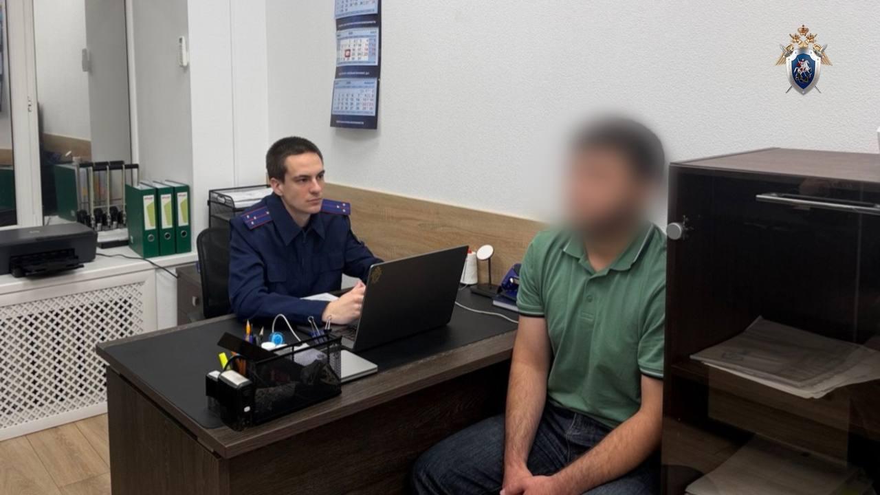 На западе Москвы мужчина напал на контроллера во время проверки билетов.
