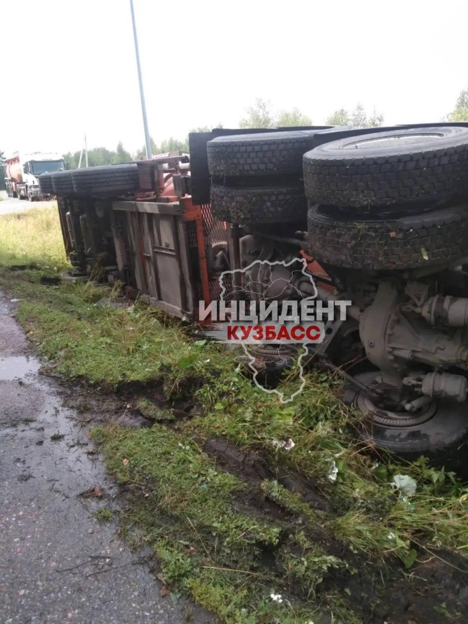 В Анжеро-Судженске перевернулась цистерна с топливом и заблокировала въезд в город