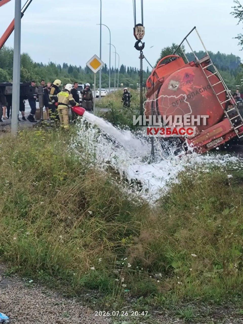 В Анжеро-Судженске перевернулась цистерна с топливом и заблокировала въезд в город