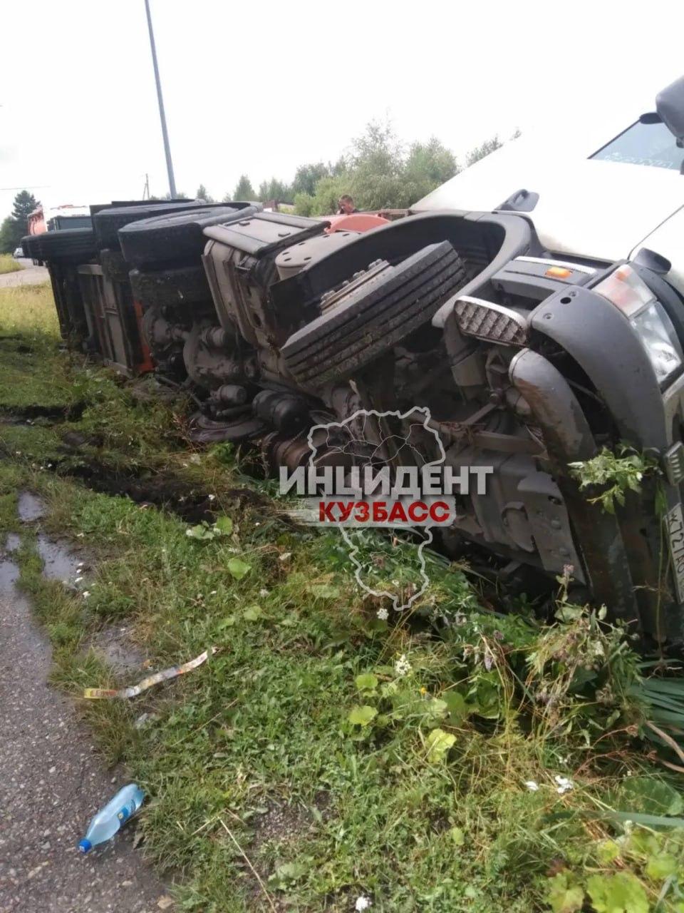 В Анжеро-Судженске перевернулась цистерна с топливом и заблокировала въезд в город