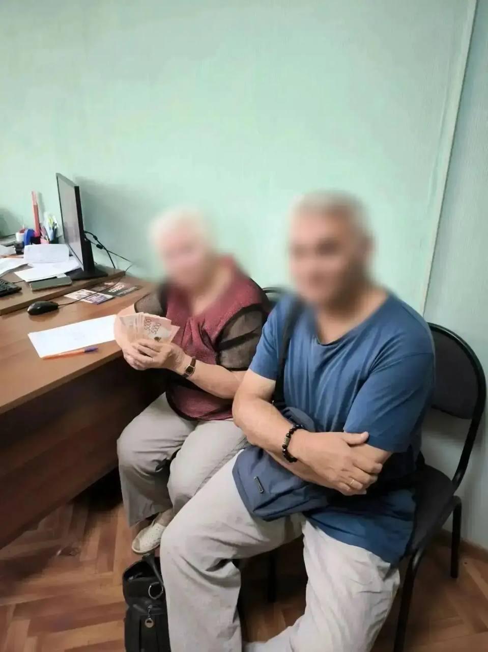 Сотрудники полиции задержали курьера и вернули 450 000 рублей, отданные мошенникам пенсионеркой из Назарова