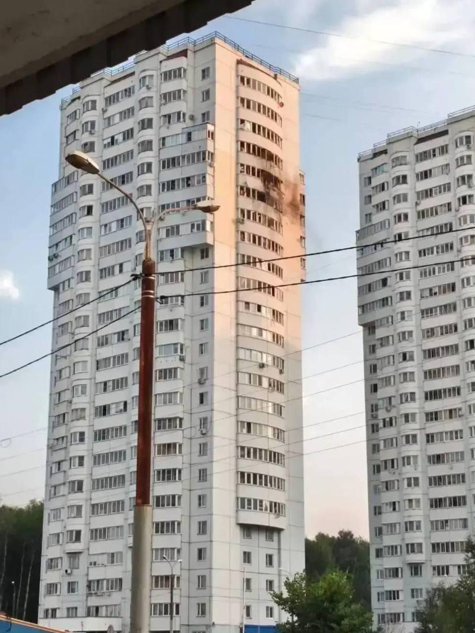 Беспилотник попал в многоэтажный дом в подмосковном Чехове во время атаки БПЛА