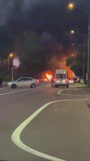 Машина БМВ взорвалась после столкновения с грузовиком на Калужском шоссе.