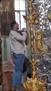 На Украине мужчина закрыл тканью двуглавых орлов в Софийском соборе Киева, заявив, что борется с «российскими имперскими символами».