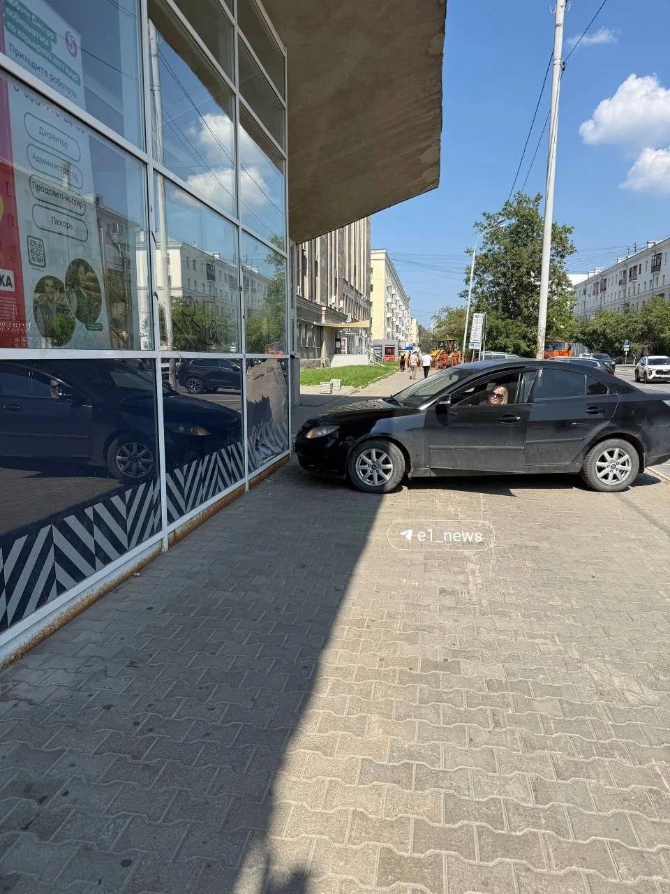 Женщина-водитель иномарки вылетела на тротуар и въехала в «Пятерочку» на Луначарского