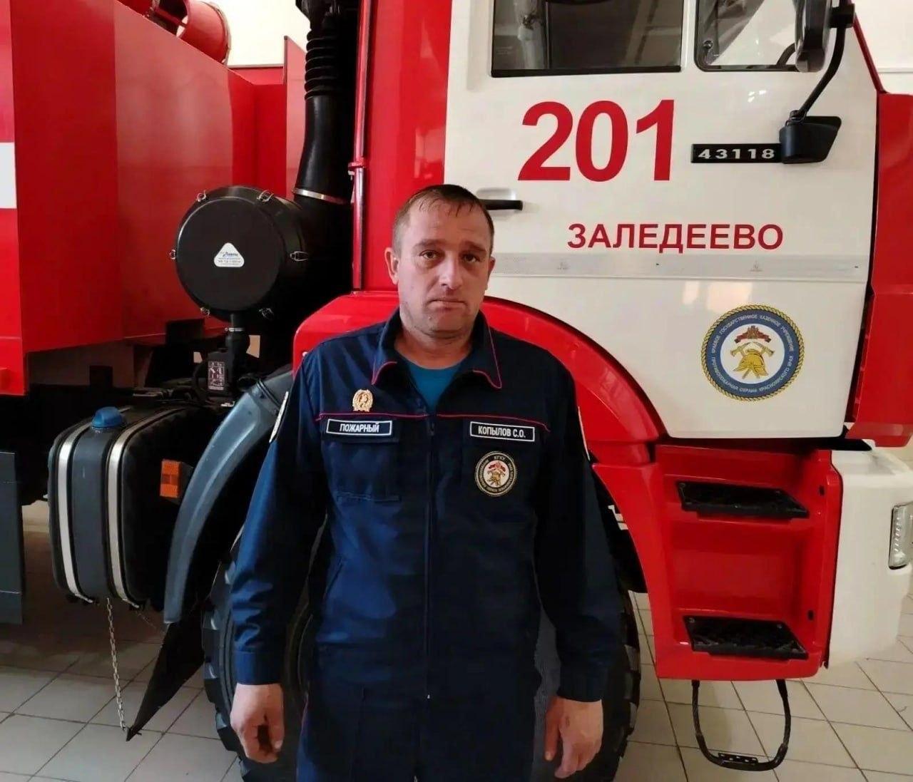 Пожарный в Сибири вместе с очевидцами спас тонущих мужчину и женщину На реке...