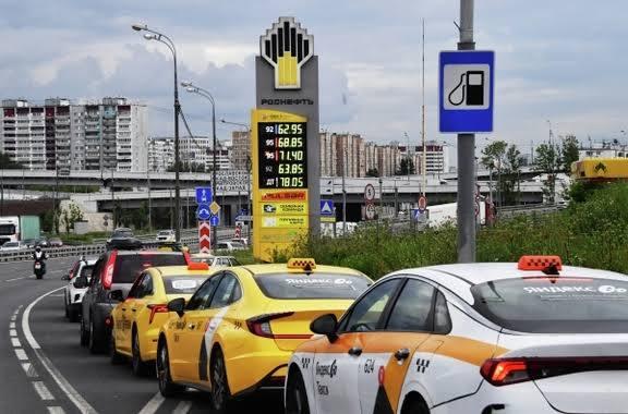 Ограничения на продажу бензина постепенно ослабляют