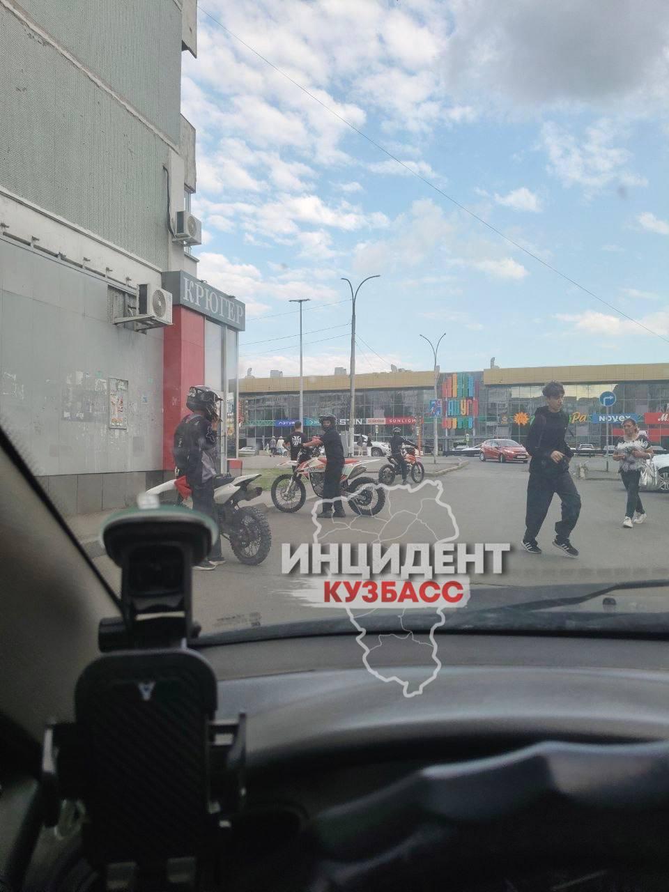 Кемеровчане продолжают жаловаться на подростков, которые гоняют на питбайках...