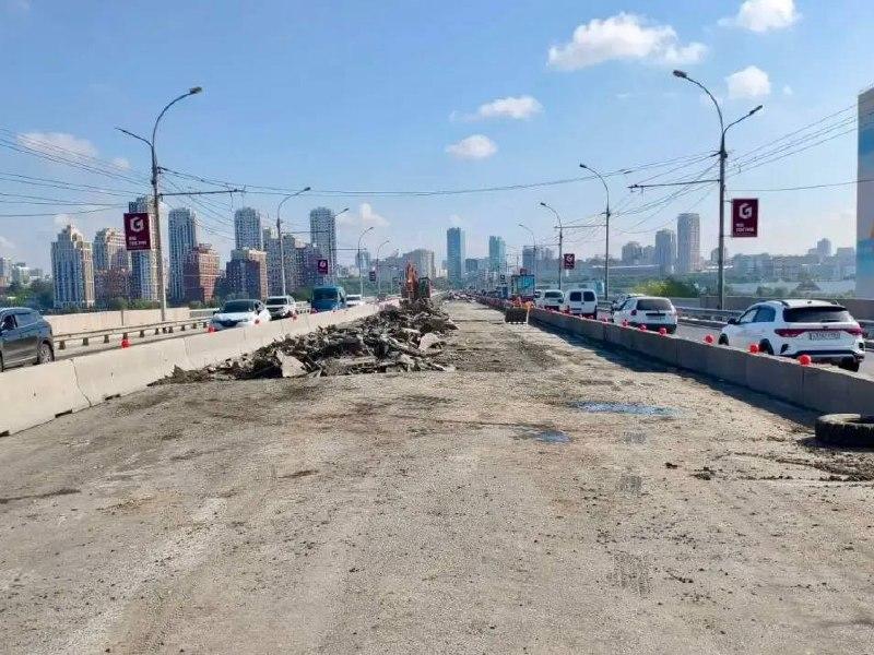 Старый асфальт начали снимать с центральных полос на Димитровском мосту....