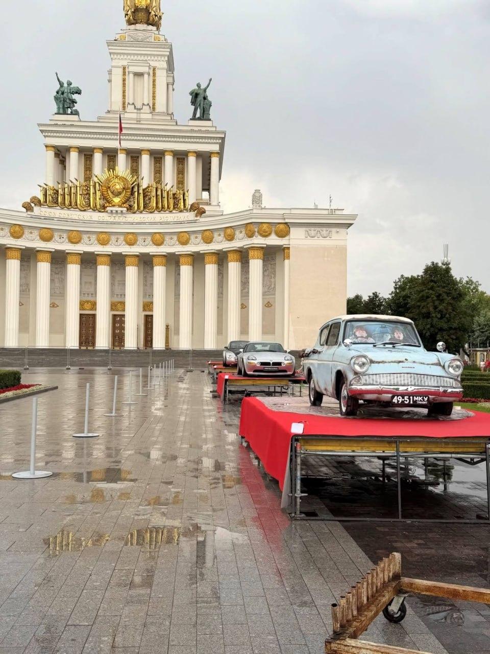 На ВДНХ заметили машину семьи Уизли из «Гарри Поттера». 🇷🇺 Источник: ЧП МОСКВА