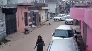 В Индии мужчина за рулем авто переехал сидевшего на дороге ребёнка и даже не...
