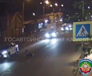 В Казани мужчина решил пересечь оживлённую трассу на четвереньках....