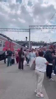 На вокзале «Новосибирск-Главный» пассажирам приходится бежать к электричкам...