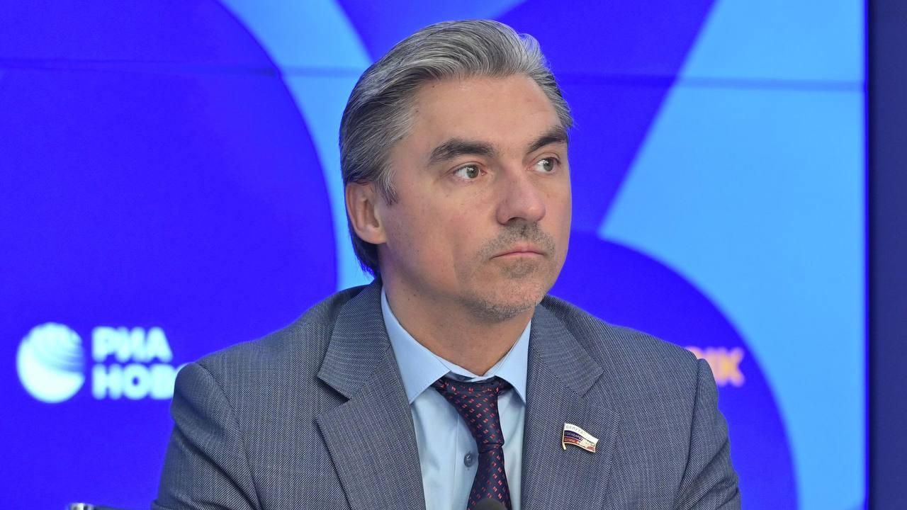 Россиянам следует воздержаться от покупок подписок и финансовых операций в Telegram до разъяснений Роскомнадзора и ФСБ — зампред комитета ГД по информполитике Андрей Свинцов