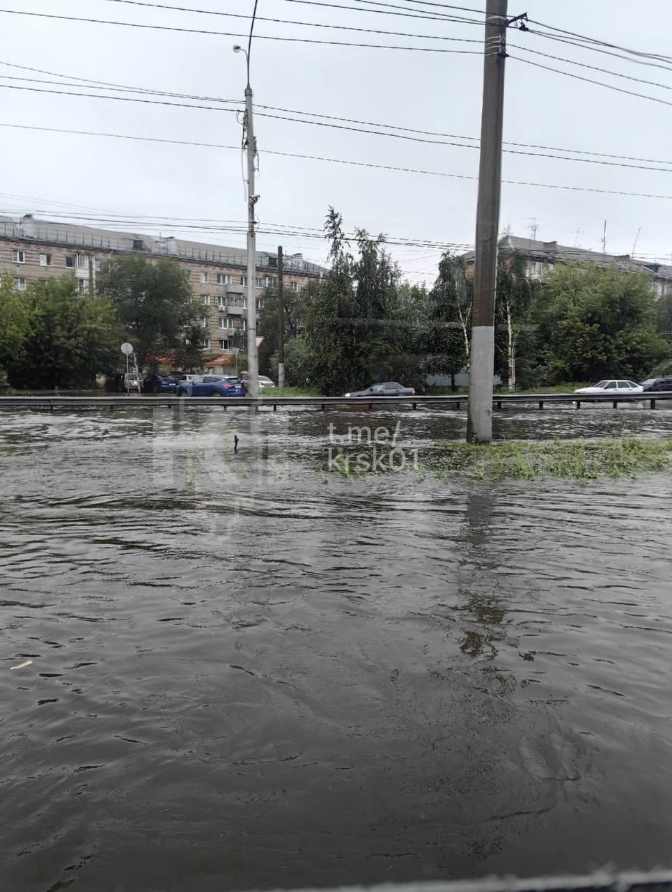 Правый берег встал в огромных пробках. Из-за сильного дождя движение на...