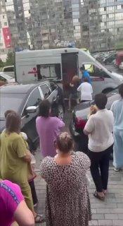 Девушка разбила шесть автомобилей, выезжая с парковки на Спориивной, 31/1. По...