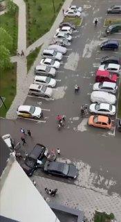 Девушка разбила шесть автомобилей, выезжая с парковки на Спориивной, 31/1. По...