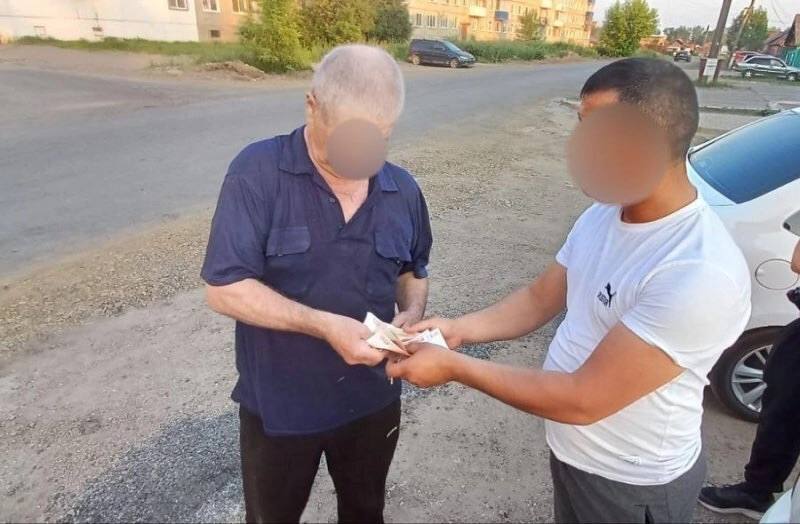 Пожилая пара из Канска поблагодарила сотрудников полиции...