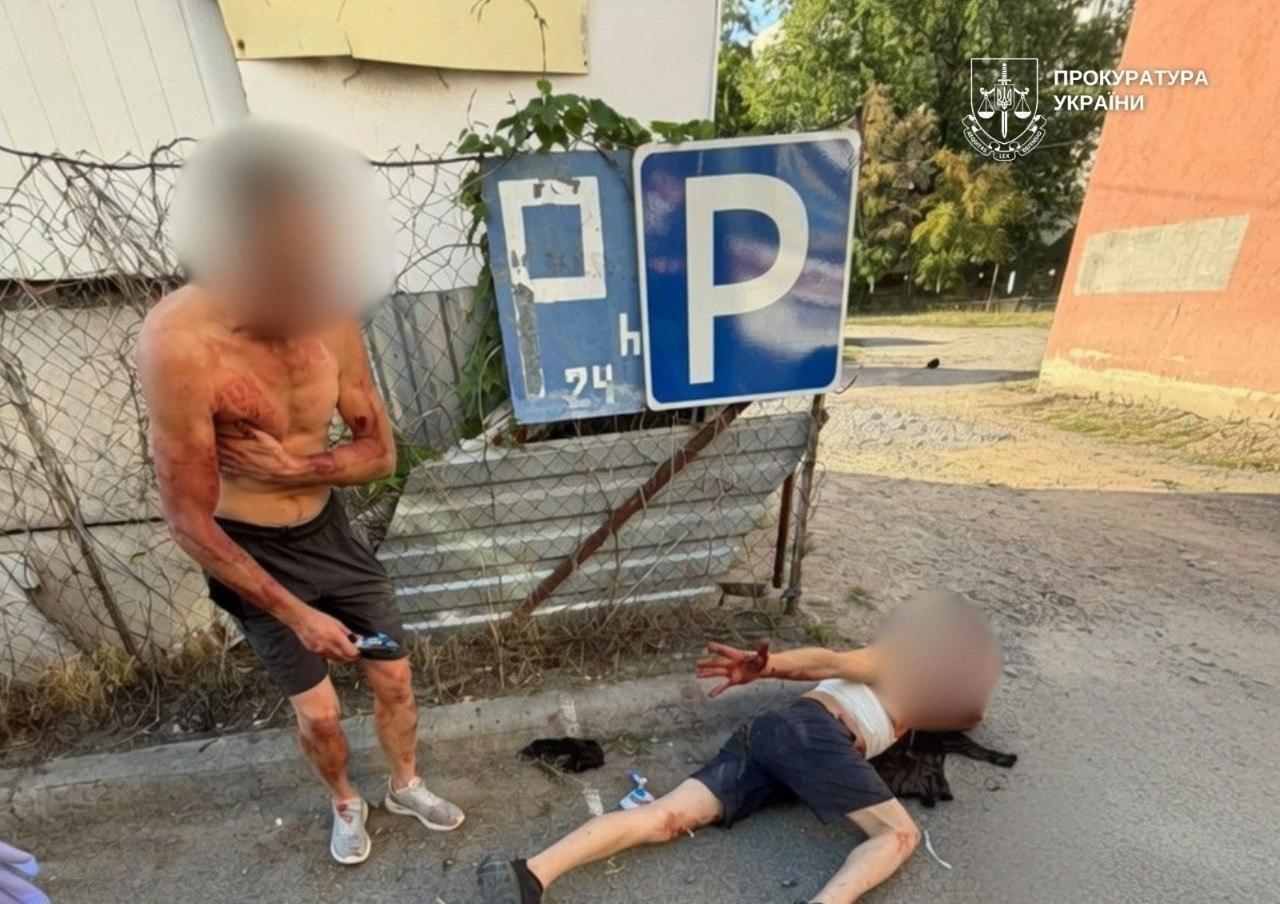 В Киеве 19-летний студент набросился с ножом на трех мужчин: один из пострадавших в коме