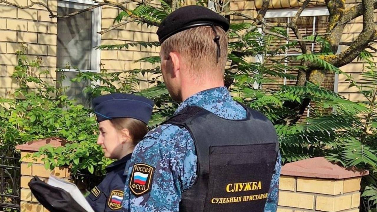 В Брянске должник по алиментам напал на судебного пристава. Мужчина задолжал на содержание пятилетнего сына более 185 тысяч рублей.