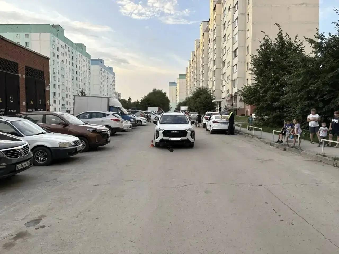 Во дворе Новосибирска внедорожник сбил пятилетнего мальчика на самокате