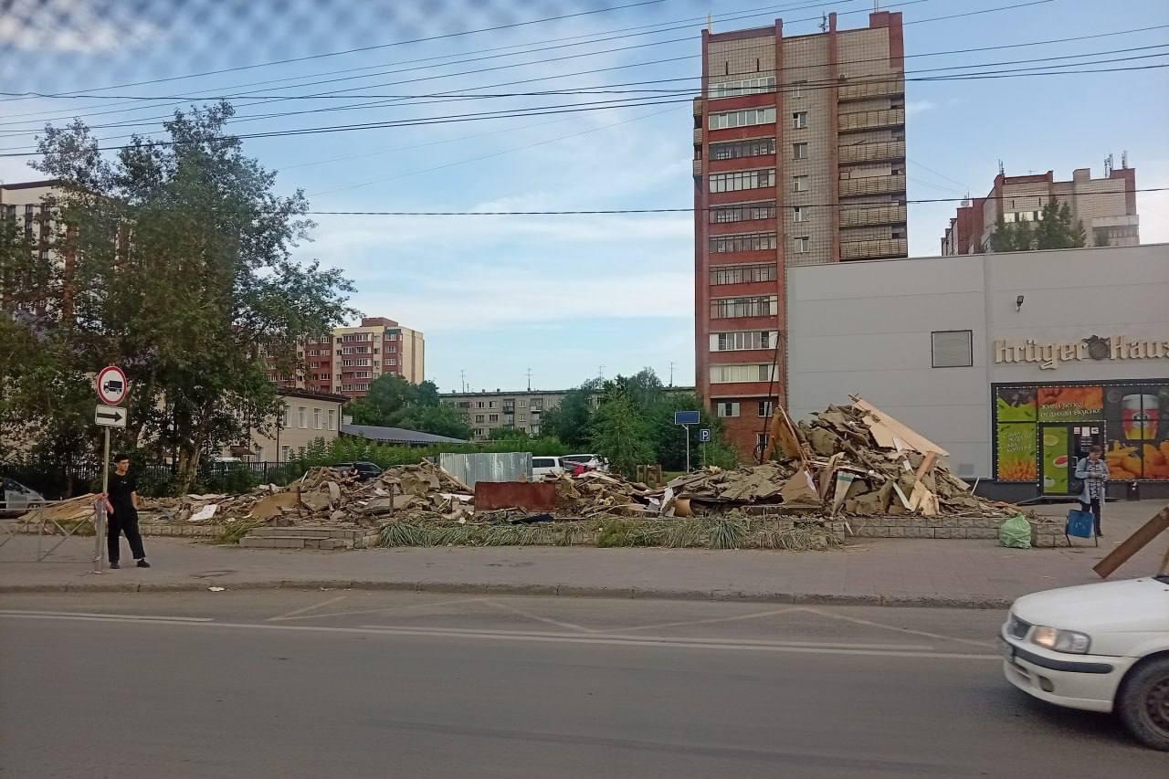 Торговый павильон снесли на перекрестке улиц Титова и Связистов. Речь идёт о...
