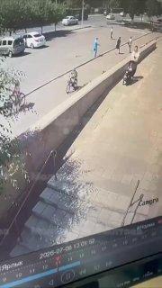 В Казахстане кусок льда упал на женщину с коляской