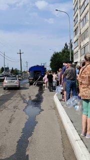 Жители Тюмени выстраиваются в очереди к водовозам из-за неприятного запаха водопроводной воды.