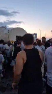 Жители Тюмени выстраиваются в очереди к водовозам из-за неприятного запаха водопроводной воды.