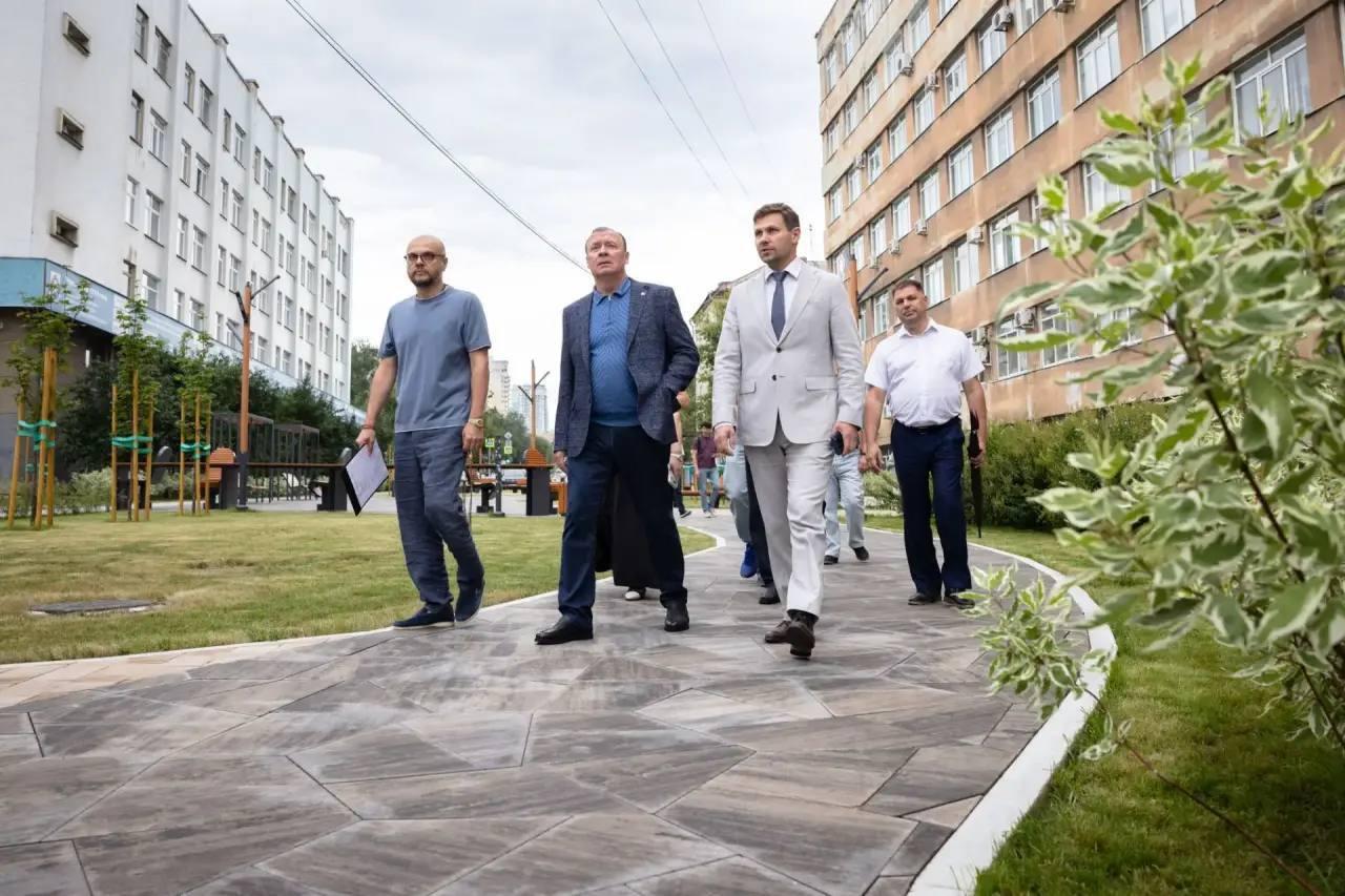 Завершилось обновление Аллеи трёх вузов. Она находится на улице Народной...